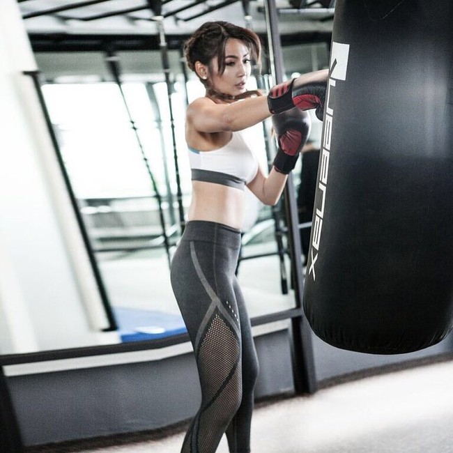Untuk mendapatkan tubuh seindah Maria Selena, tentu butuh pengorbanan. Ia intens olahraga bela diri buat menjaga penampilannya.  (Foto: Instagram)