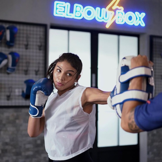 Begitu Jihane Almira. Tak cuma tubuh yang ideal, olahraga ini juga membentuk otot tangan Jihane. Seksi! (Foto: Instagram)