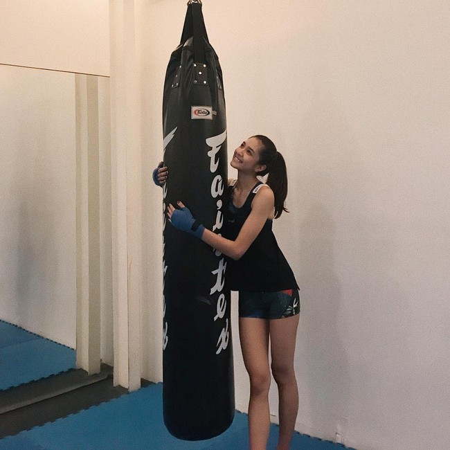 Mikha Tambayong juga senang melakukan olahraga bela diri. (Foto: Instagram)