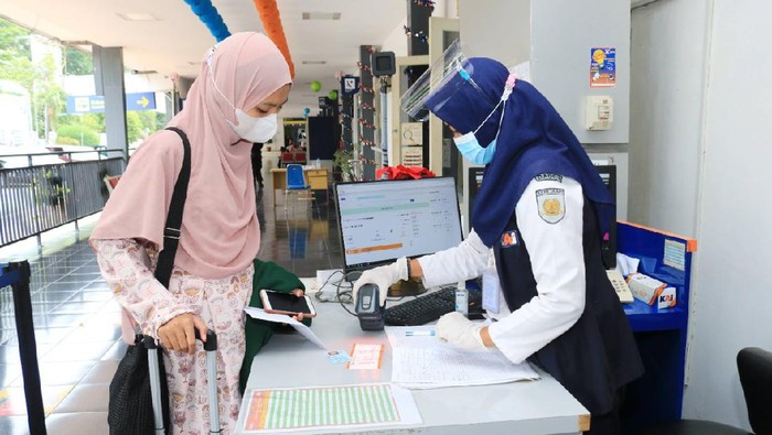 Pelanggan yang hendak menggunakan Kereta Api Jarak Jauh untuk keberangkatan pada hari libur keagamaan Isra Mikraj tanggal 11 Maret 2021 dan Hari Raya Nyepi 14 Maret 2021 diwajibkan menunjukkan surat keterangan negatif GeNose C19 atau Rapid Test Antigen atau RT-PCR yang sampelnya diambil dalam kurun waktu maksimal 1x24 jam sebelum keberangkatan.