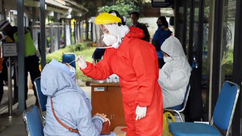Aturan Naik KA Jarak Jauh pada Hari Libur Keagamaan 11 & 14 Maret 2021 Pelanggan yang hendak menggunakan Kereta Api Jarak Jauh untuk keberangkatan pada hari libur keagamaan Isra Mikraj tanggal 11 Maret 2021 dan Hari Raya Nyepi 14 Maret 2021 diwajibkan menunjukkan surat keterangan negatif GeNose C19 atau Rapid Test Antigen atau RT-PCR yang sampelnya diambil dalam kurun waktu maksimal 1x24 jam sebelum keberangkatan.