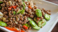 Kalau sedang kurang selera makan, coba bikin ayam tumis pete dan cabe. Paduan daging ayam yang pedas dengan renyah segar pete bisa bikin nambah nasi. Cara membuatnya ada di resep ini. Foto: iStock