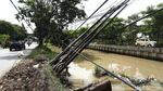 Bahaya, Tiang Kabel di Bekasi Ini Nyaris Ambruk