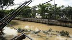 Bahaya, Tiang Kabel di Bekasi Ini Nyaris Ambruk