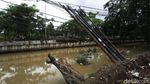 Bahaya, Tiang Kabel di Bekasi Ini Nyaris Ambruk