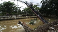 Tiang yang miring dan nyaris roboh itu akan membahayakan warga di sekitar lokasi.