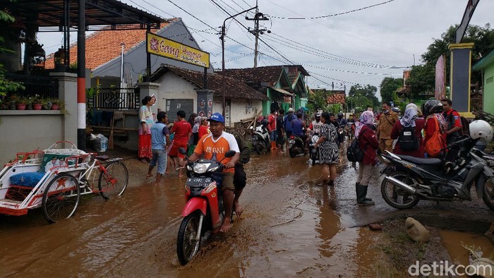 Sungai Kedung Galeng di Probolinggo kerap meluap dalam sepekan terakhir. Rumah warga di Desa Kedung Dalem dan Dringu banyak yang rusak sehingga sejumlah warga mengungsi.