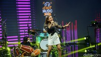 Cita Citata saat tampil di acara dHOT Music Day 2021 di gedung Trans TV, Kapten Tendean, Jakarta Selatan pada Selasa (9/3).