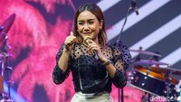 Goyang Dumang menjadi lagu pembuka penampilannya pada malam itu.