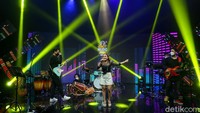Tak hanya itu saja, Cita Citata pun membawakan lagu The Rain yakni Terlatih Patah Hati dengan aransemen dangdut.