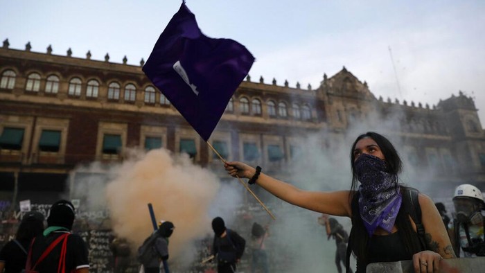 Warga Meksiko memperingati Hari Perempuan dengan menggelar unjuk rasa di Istana Nasional. Demo itu berakhir bentrok antara demonstran dan polisi.