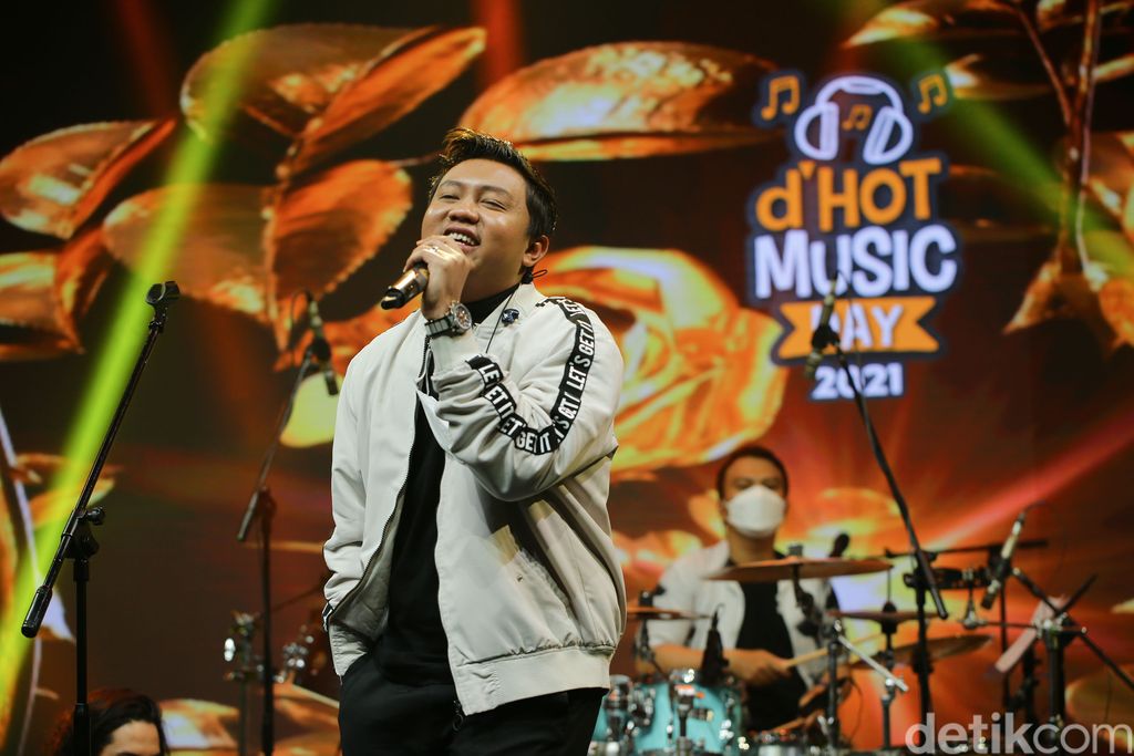 Denny Caknan saat tampil di acara d'HOT Music Day 2021.