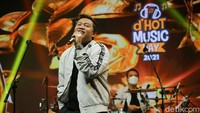 Panggung dHot Music Day juga bakal digoyang dengan kedatangan penyanyi hits pop jawa atau koplo Denny Caknan.