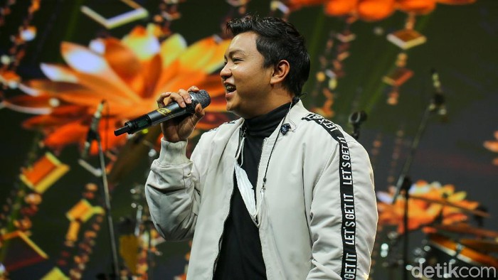 Denny Caknan saat tampil di acara dHOT Music Day 2021.