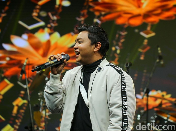 Denny Caknan saat tampil di acara dHOT Music Day 2021.