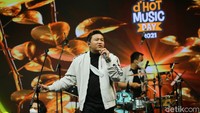 Penyanyi berbahasa Jawa, Denny Caknan, tampil menjadi salah satu pengisi acara di sesi dDangdutin di d’HOT Music Day 2021. Sugeng Dalu menjadi lagu pembuka dari penampilannya.