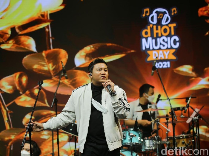 Denny Caknan saat tampil di acara dHOT Music Day 2021.