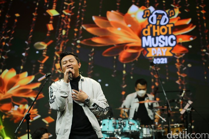 Denny Caknan saat tampil di acara dHOT Music Day 2021.