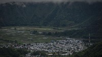 Para pendaki pasti sudah tak asing lagi dengan istilah Seven Summits atau tujuh puncak tertinggi, baik di Indonesia atau juga di dunia. Tapi belum banyak yang tahu bahwa di Lombok Timur, Nusa Tenggara Barat, ada juga tujuh puncak tertinggi yang dinamakan Sembalun Seven Summits.  