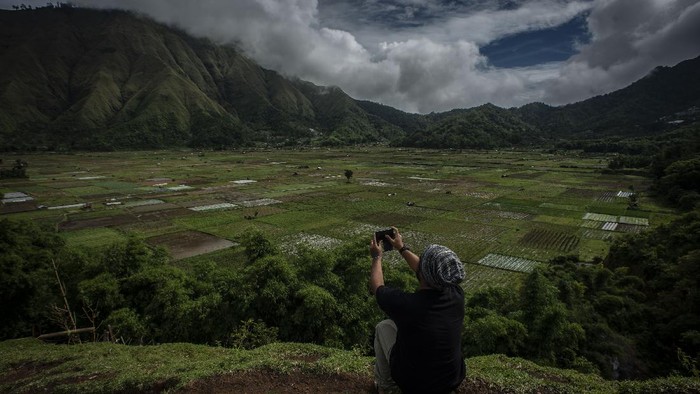 DESTINASI WISATA SEMBALUN Wisatawan memotret dengan gawai di Bukit Selong, Sembalun Lawang, Sembalun, Lombok Timur, Nusa Tenggara Barat, Jumat (5/4/2020). Kawasan Sembalun yang berada di bawah kaki Gunung Rinjani itu menjadi salah satu destinasi wisata favorit di Nusa Tenggara Barat. ANTARA FOTO/Aprillio Akbar/rwa.