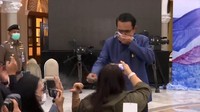 Gusar oleh pertanyaan terakhir tentang kemungkinan reshuffle kabinet, dia mengatakan kepada wartawan untuk mengurus urusan mereka sendiri. Kemudian dia mengambil botol spray disinfektan dan menyemprotkan ke barisan depan para wartawan sebelum meninggalkan lokasi konferensi.