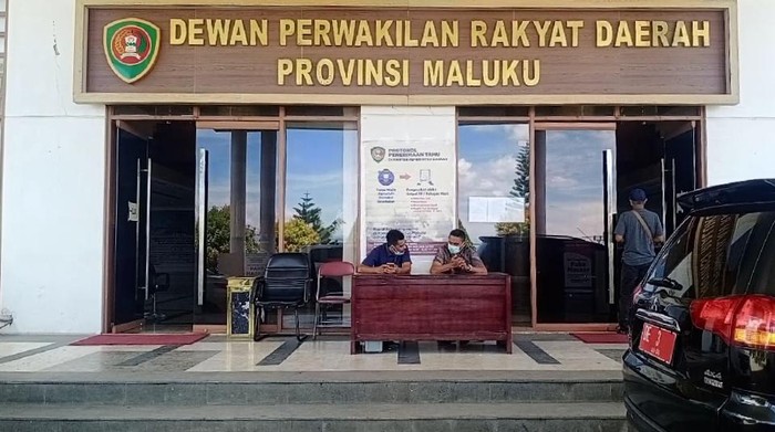 DPRD Maluku dan Kepala BNN Maluku Brigjen Pol M Zainul Muttaqien (Foto: Muslimin Abbas/detikcom)