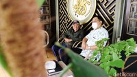 Pria yang memiliki nama lahir Yo Tjin Hoa menjalani vaksinasi COVID-19 di umur 99 tahun. Bulan Juni mendatang, usianya genap 100 tahun.
