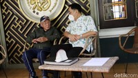 Eddy lebih tua 6 bulan dari Siti Rumende Harahap yang sebelumnya disebut penerima vaksin tertua.