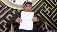 Kakek asal Kota Bandung itu menjalani vaksinasi COVID-19 lansia dosis pertama di Rumah Sakit Santo Borromeus, Senin (1/3/2021) lalu.