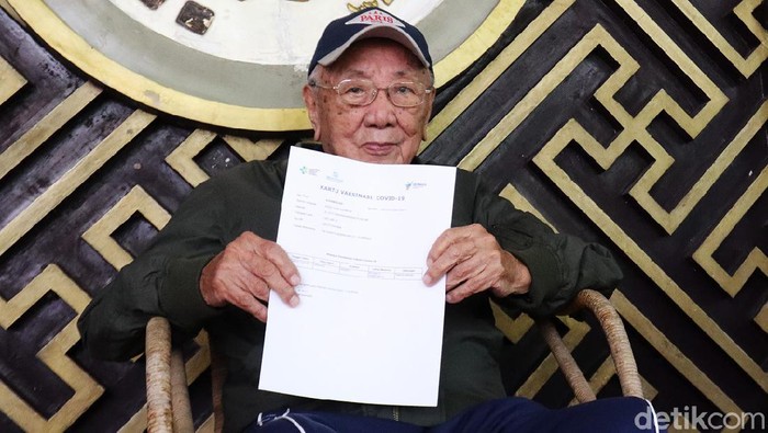 Eddy Yoshawirja Jadi Penerima Vaksin Corona Tertua di Indonesia Eddy Yoshawirja menjadi penerima vaksin Corona tertua di Indonesia. Pria yang pada Juni mendatang genap 100 tahun itu tak mengeluhkan apapun usai divaksin.