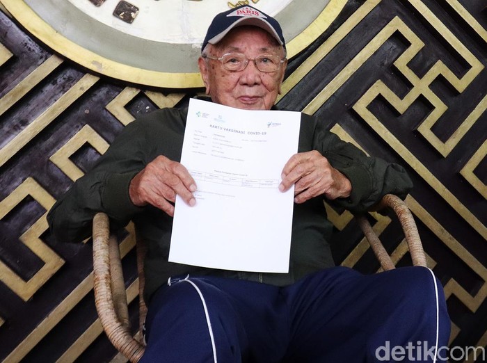 Eddy Yoshawirja menjadi penerima vaksin Corona tertua di Indonesia. Pria yang pada Juni mendatang genap 100 tahun itu tak mengeluhkan apapun usai divaksin.