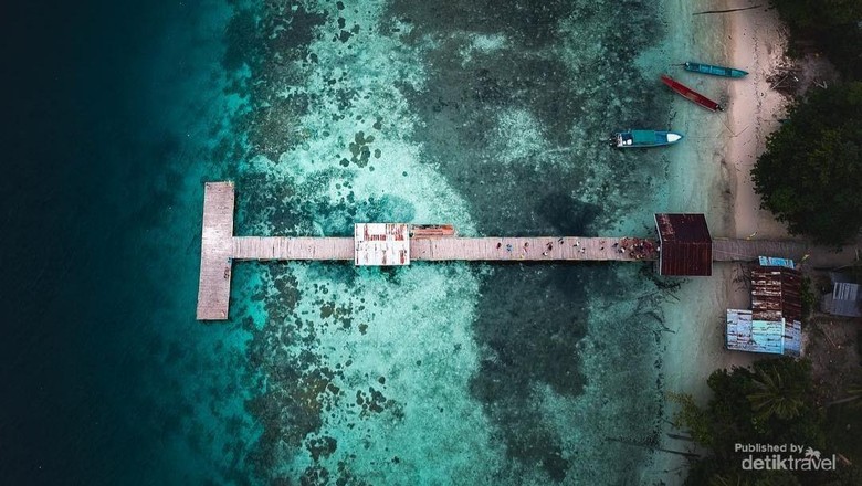 Eksotisme Bahari di Pulau Friwen Raja Ampat pemandangan dermaga friwen yang diabadikan drone