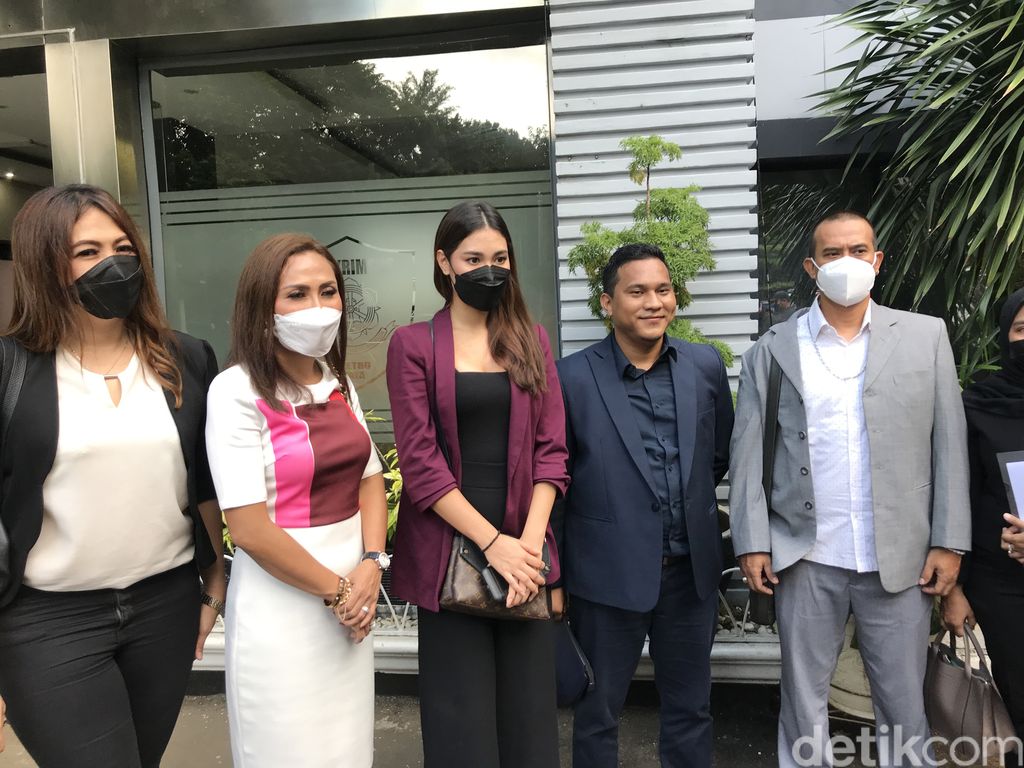 Frederika Cull penuhi panggilan polisi.