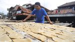 Geliat Perajin Kerupuk Opak di Tengah Pandemi