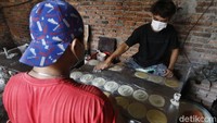 Lantaran belum pulih total, para pembuat kerupuk opak bekerja saat stok kerupuk mulai menipis.