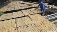 Perajin melakukan penjemuran kerupuk opak di kawasan Harapan Mulya, Medan Satria, Kota Bekasi.