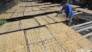 Geliat Perajin Kerupuk Opak di Tengah Pandemi