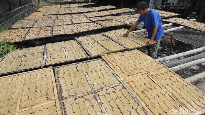 Geliat Perajin Kerupuk Opak di Tengah Pandemi Masa pandemi Covid-19 menjadi masa paling memukul bagi usaha kerupuk opak di Kota Bekasi. Salah satunya di Pabrik Kerupuk Saputra yang berada di Harapan Mulya, Medan Satria, Kota Bekasi.