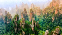 Di taman itu, traveler bisa menikmati beberapa tempat, salah satu di antaranya adalah Yuanjiajie, kawasan Pegunungan Avatar. (Getty Images/iStockphoto)
