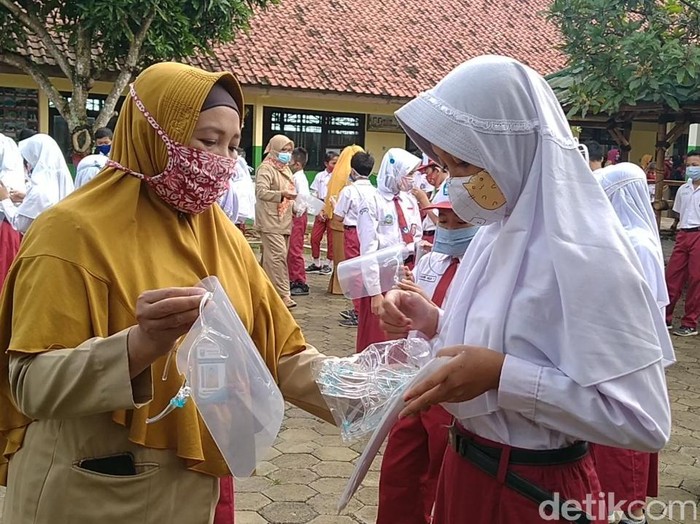 Hari pertama sekolah tatap muka di SDN Pandansari, Batang, Selasa (9/3/2021).