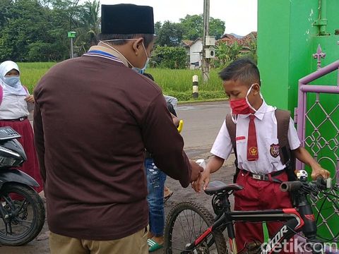 Hari pertama sekolah tatap muka di SDN Pandansari, Batang, Selasa (9/3/2021).