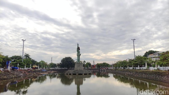 Kawasan Kota Lama  Semarang punya ikon baru yaitu patung presiden pertama, Soekarno atau Bung Karno setinggi 17 meter. Patung tersebut dibuat oleh seniman asal Bali.