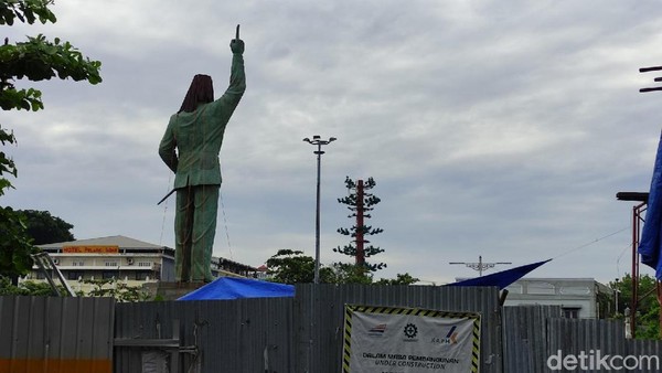 Pembangunan patung merupakan salah satu daru protej penataan kawasan stasiun yang terdiri dari tiga paket pekerjaan pembangunan, yaitu pembangunan plaza patung Bung Karno, pembangunan masjid stasiun yang bisa menampung 1.000 jamaah dan pembangunan gate-in/gate-out. (Angling Adhitya Purbaya/detikcom) Pembangunan patung merupakan salah satu daru protej penataan kawasan stasiun yang terdiri dari tiga paket pekerjaan pembangunan, yaitu pembangunan plaza patung Bung Karno, pembangunan masjid stasiun yang bisa menampung 1.000 jamaah dan pembangunan gate-in/gate-out. (Angling Adhitya Purbaya/detikcom)