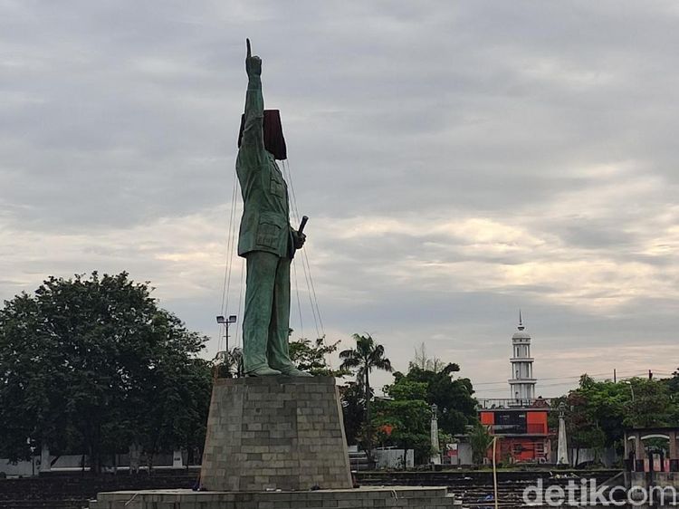 Foto: Patung Bung Karno Setinggi 17 Meter di Kota Lama Semarang
