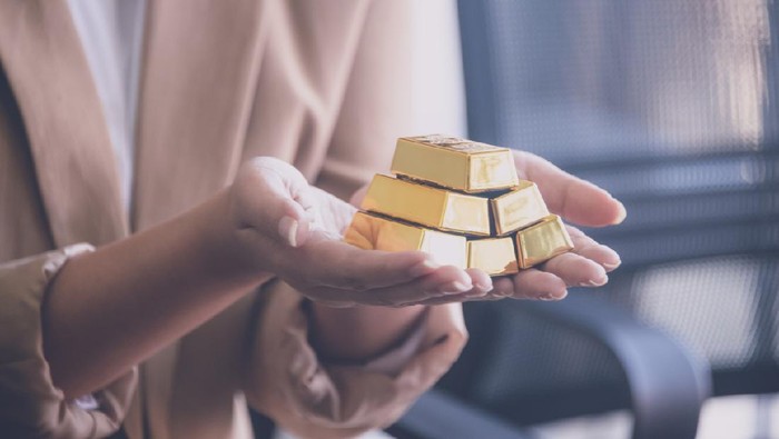 Woman holding gold bullion ,business and trading concept