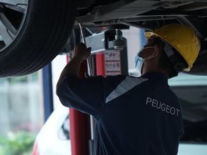 Ada Tetesan Air di Kolong Mobil, Bahaya Nggak Sih?