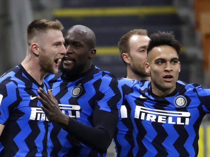 Inter Milan's Milan Skriniar, left, celebrates with his teammates his goal against Atalanta during a Serie A soccer match between Inter Milan and Atalanta at the San Siro stadium in Milan, Italy, Monday, March 8, 2021. (AP Photo/Luca Bruno)