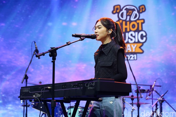 Isyana saat tampil di acara d'HOT Music Day 2021.