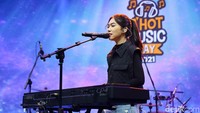 Gaya Isyana Sarasvati di atas panggung. (Foto: Grandyos Zafna/detikFOTO) 