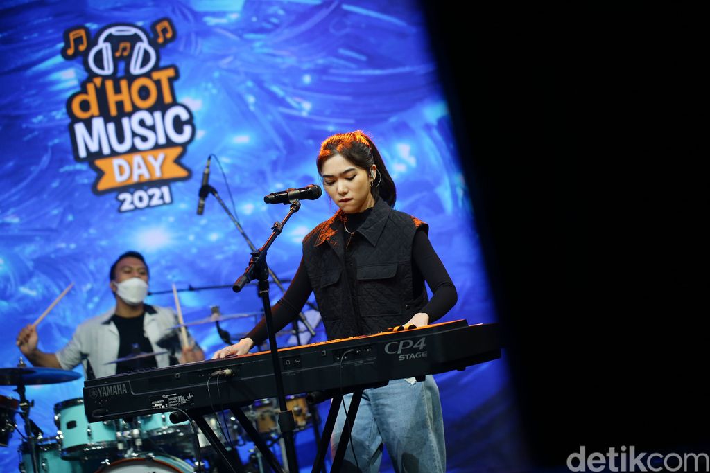 Isyana saat tampil di acara d'HOT Music Day 2021.
